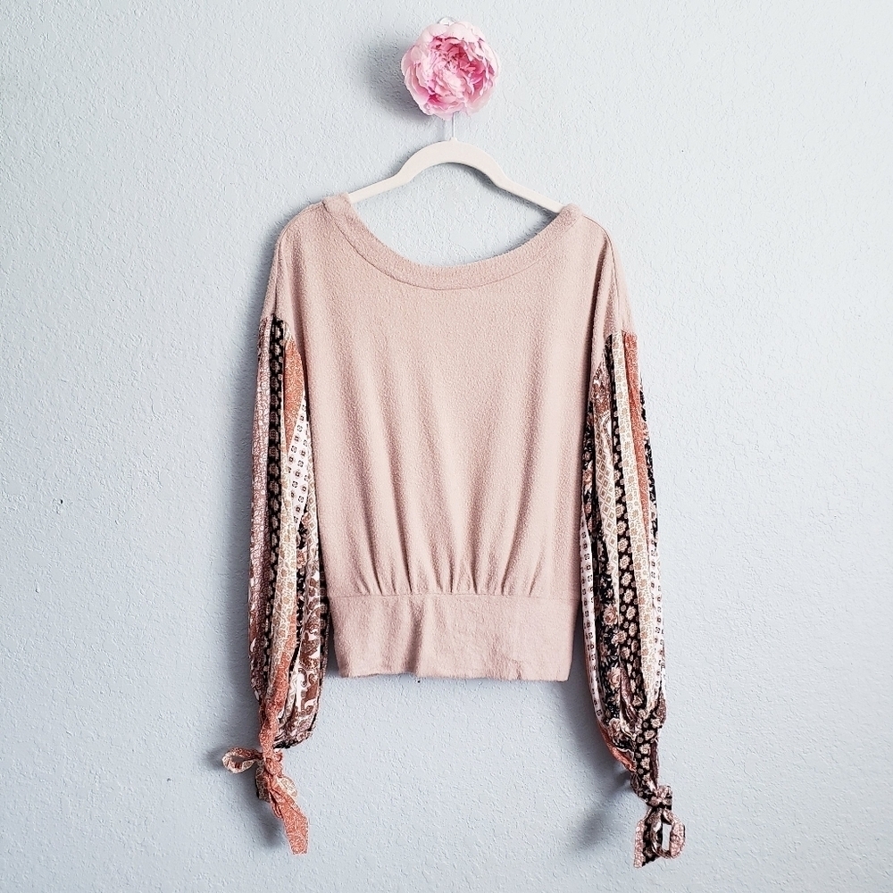 Illa Illa Bohemian Floral Mixed Media Ballon Sleeve Twist Back Knit Top